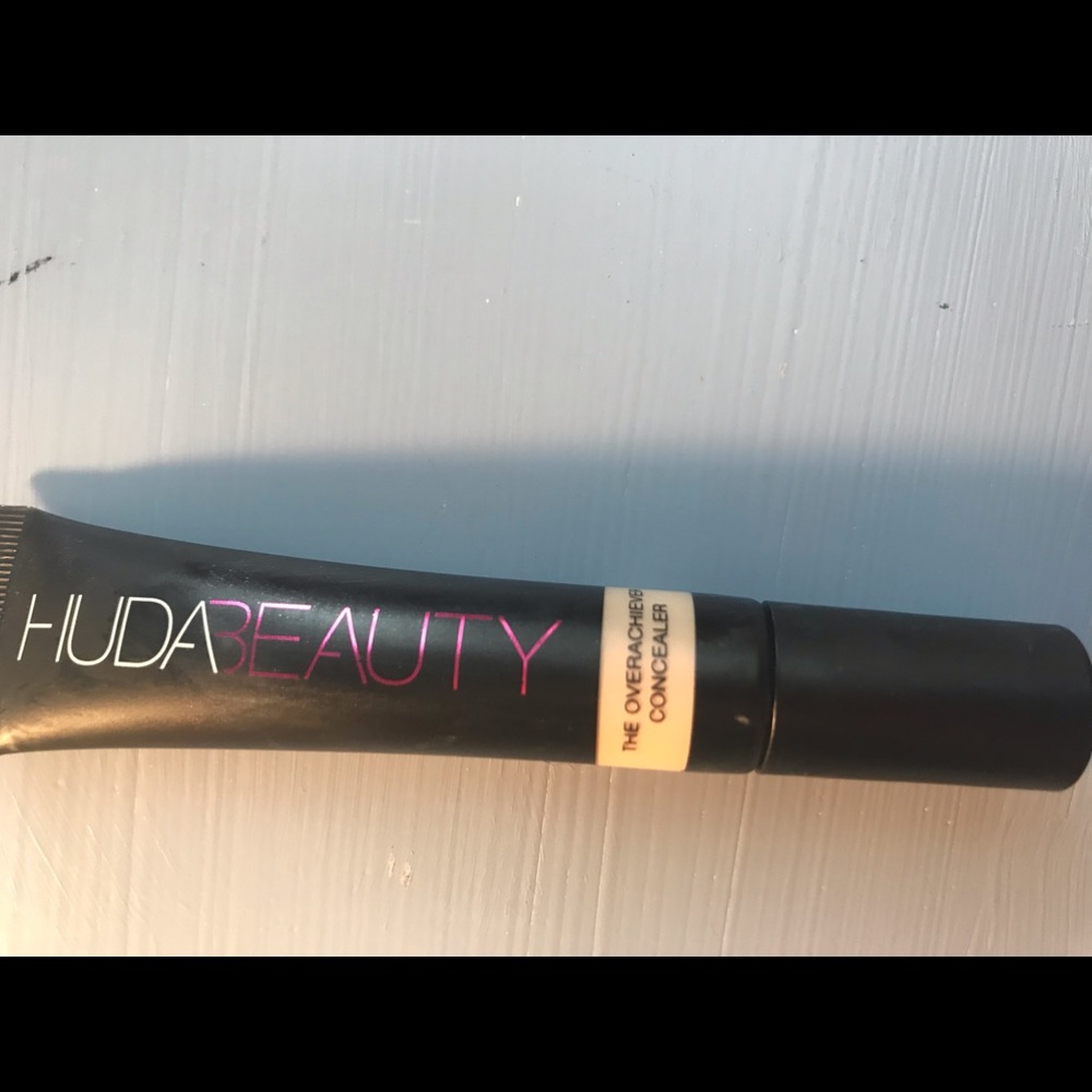 HUDA beauty concealer